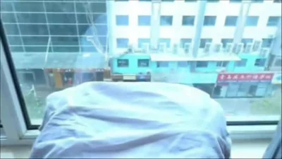 “窗台外面都是人，好刺激啊”和朋友老婆偷情看着路边人来人往